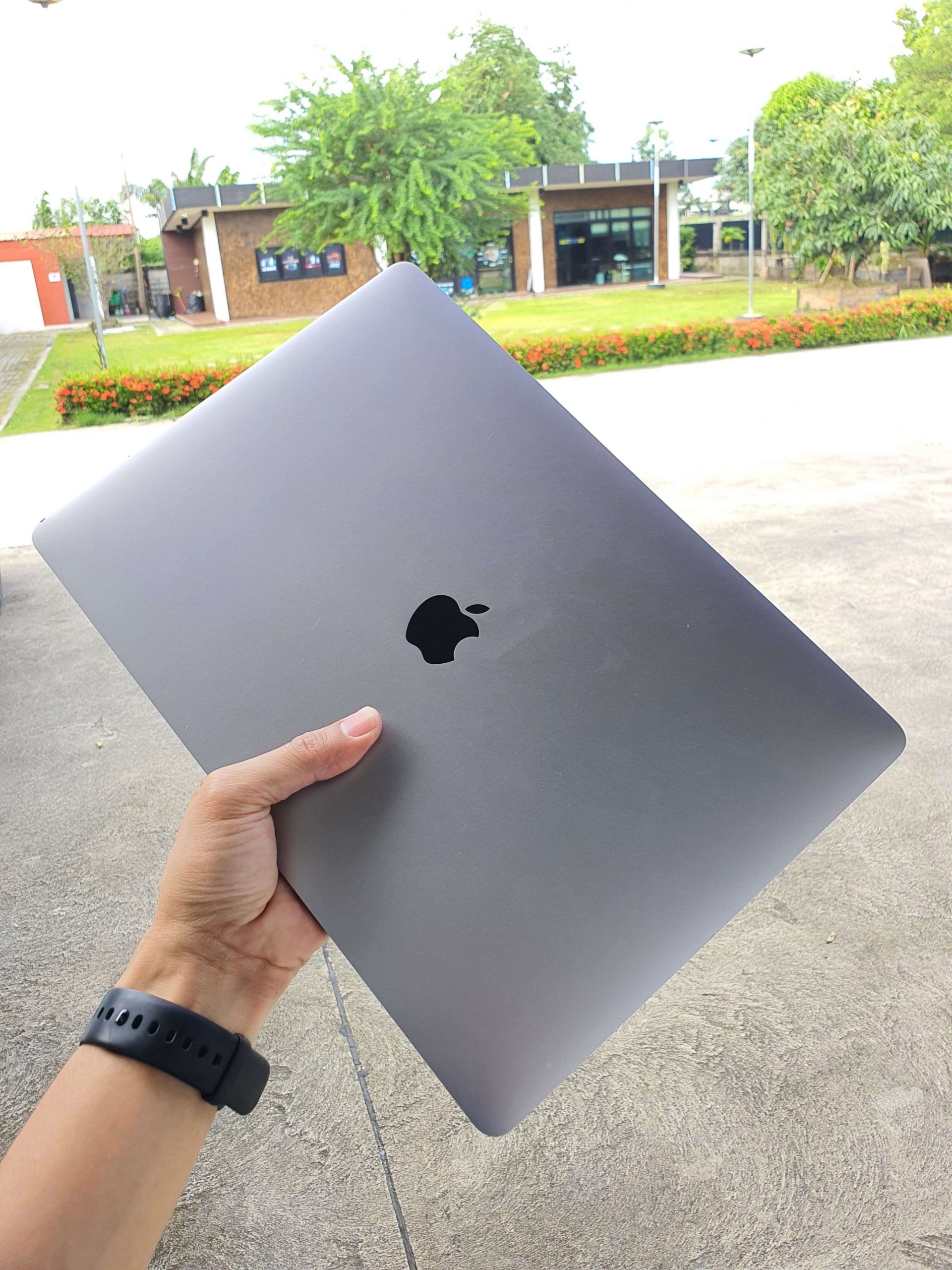 Apple MacBook Pro 15 2018 i7 16 256 555x resize (8)